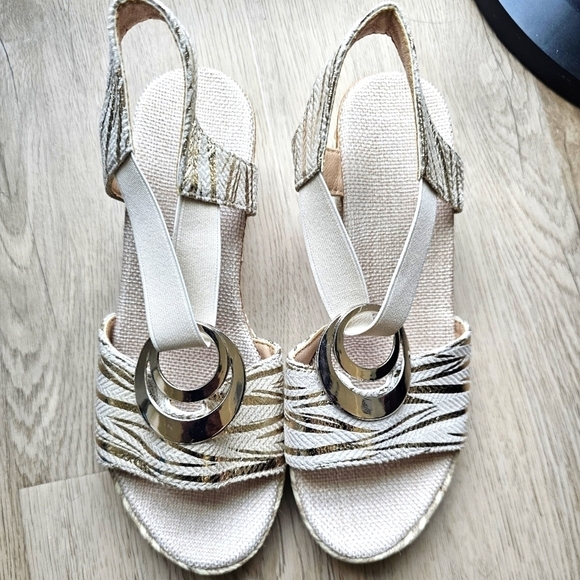 NEW Metallic Striped Open Toe Wedge/Sandal Size 5 - Picture 1 of 9